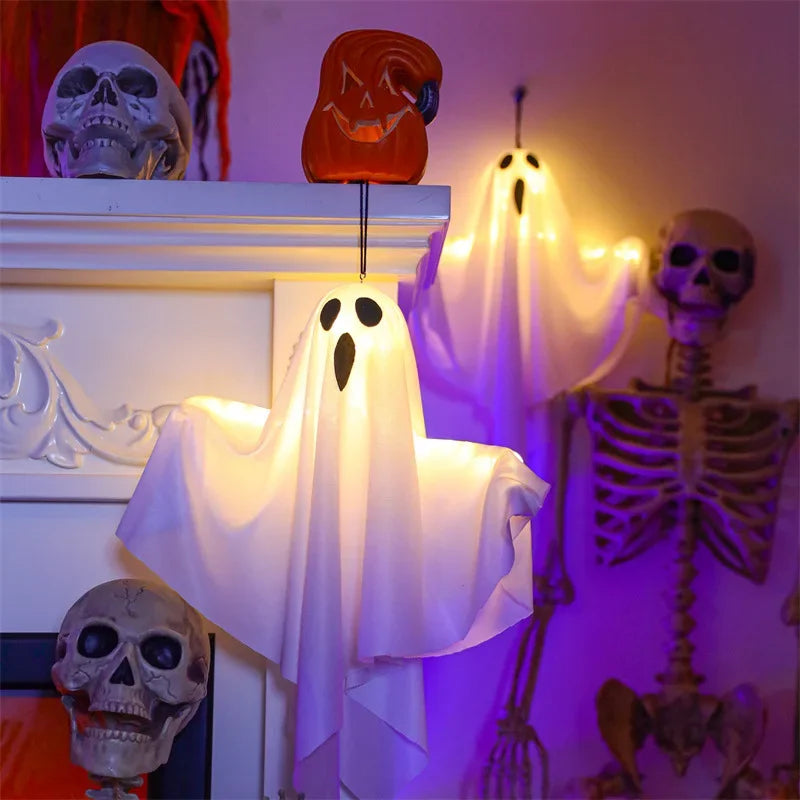 Fantasminhas de LED para decoração de Hallowen.